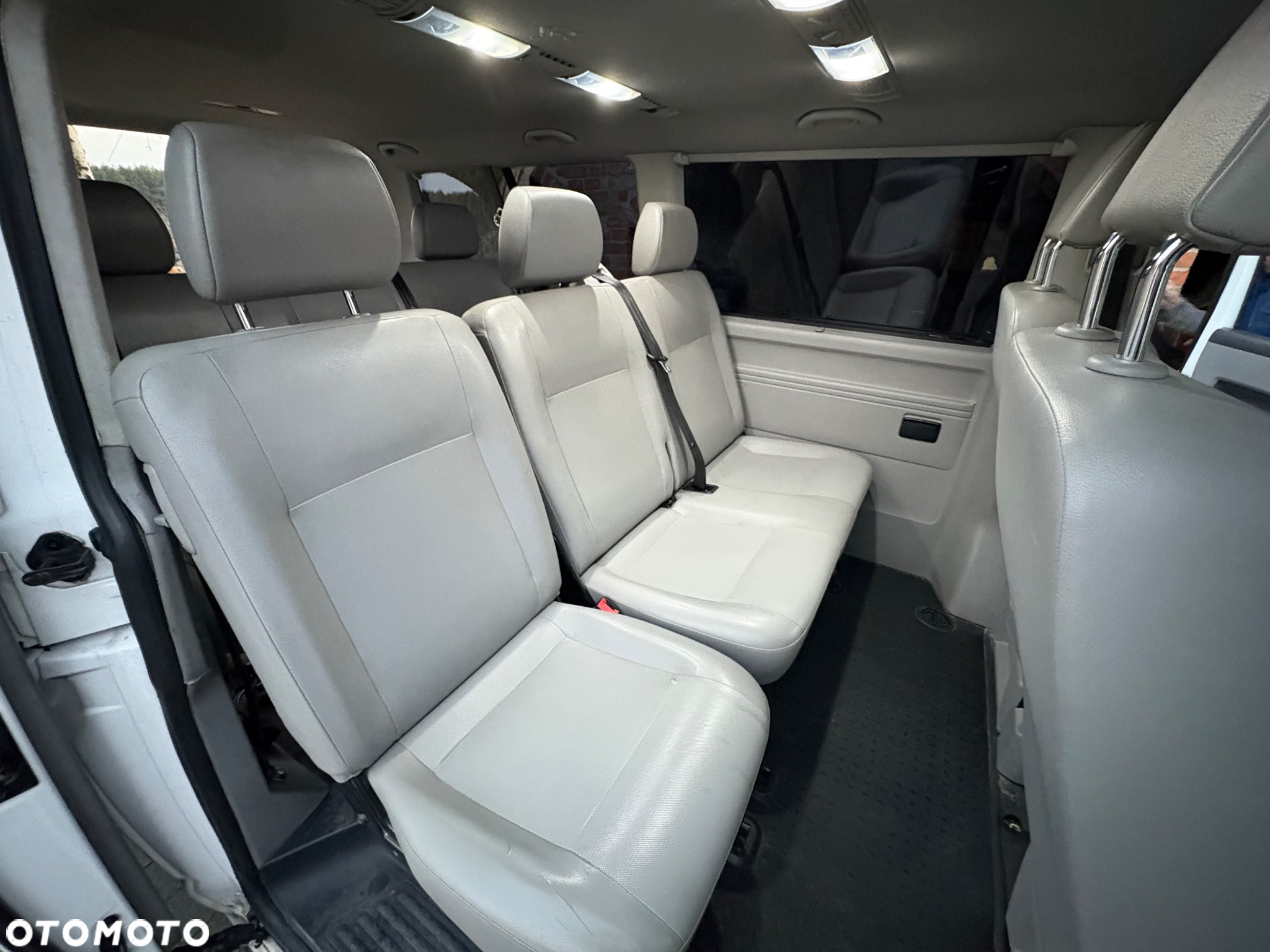 Volkswagen Caravelle - 11