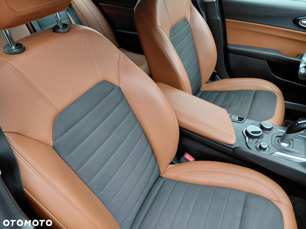 Alfa Romeo Giulia 2.2 AT8 Executive - 17