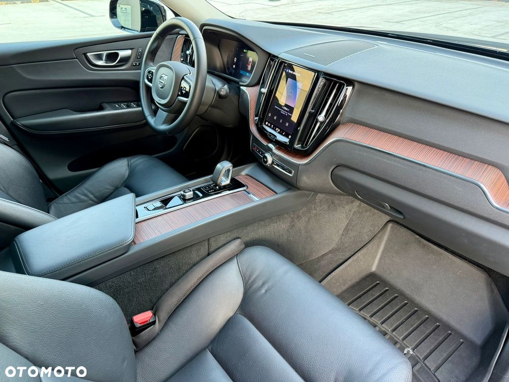 Volvo XC 60 B5 B AWD Plus Dark - 21