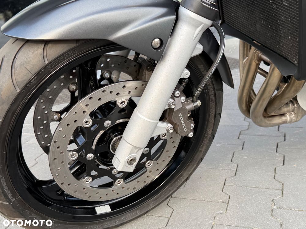 Suzuki GSR - 36
