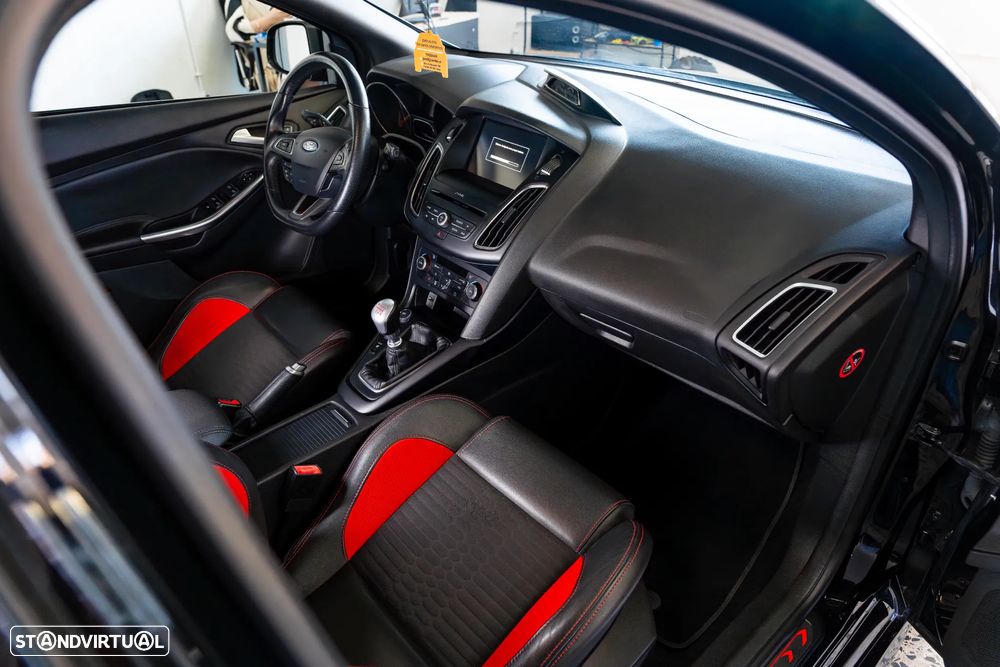 Ford Focus 2.0 EcoBoost ST c/ Pack Pele Desportiva - 40