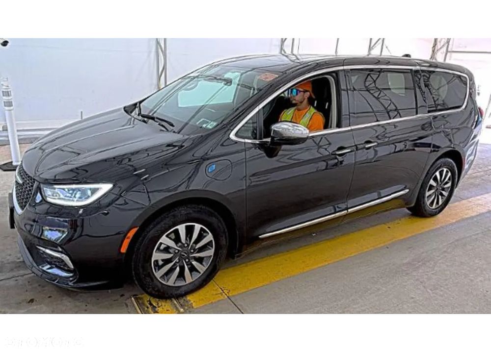 Chrysler Pacifica - 2