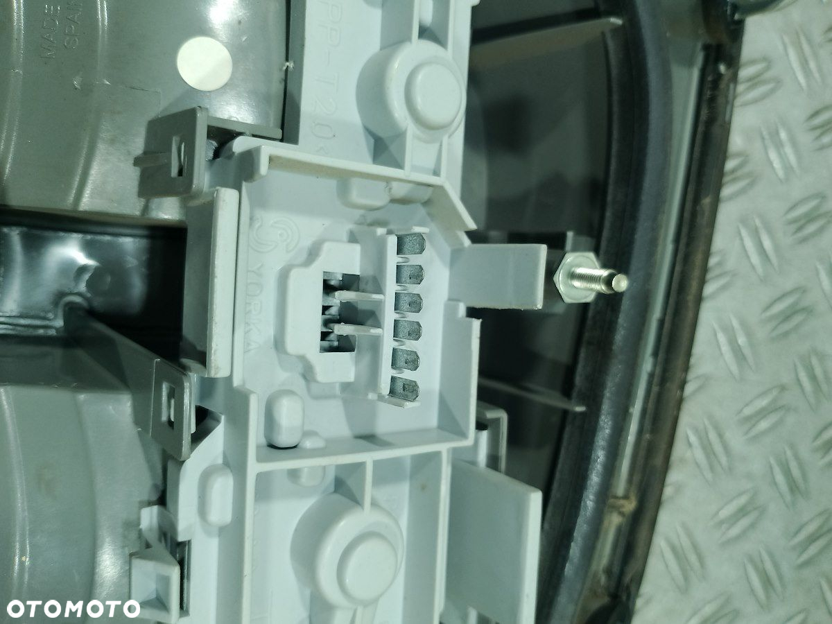 LAMPA TYLNA PRAWA OPEL VECTRA C SEDAN - 4
