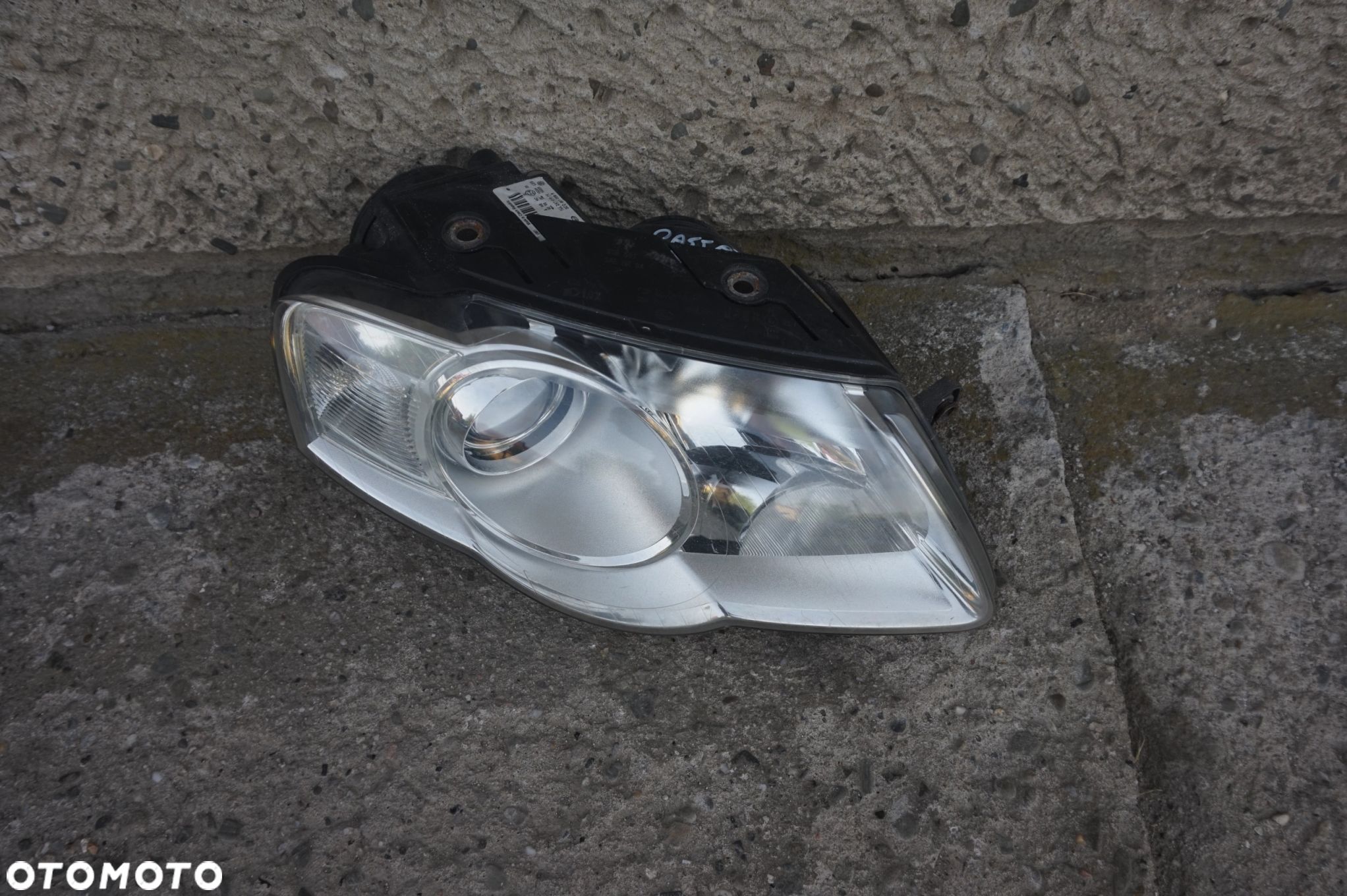 LAMPA PRZEDNIA PRAWA VW PASSAT B6 - 1