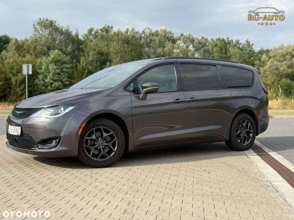 Chrysler Pacifica - 16