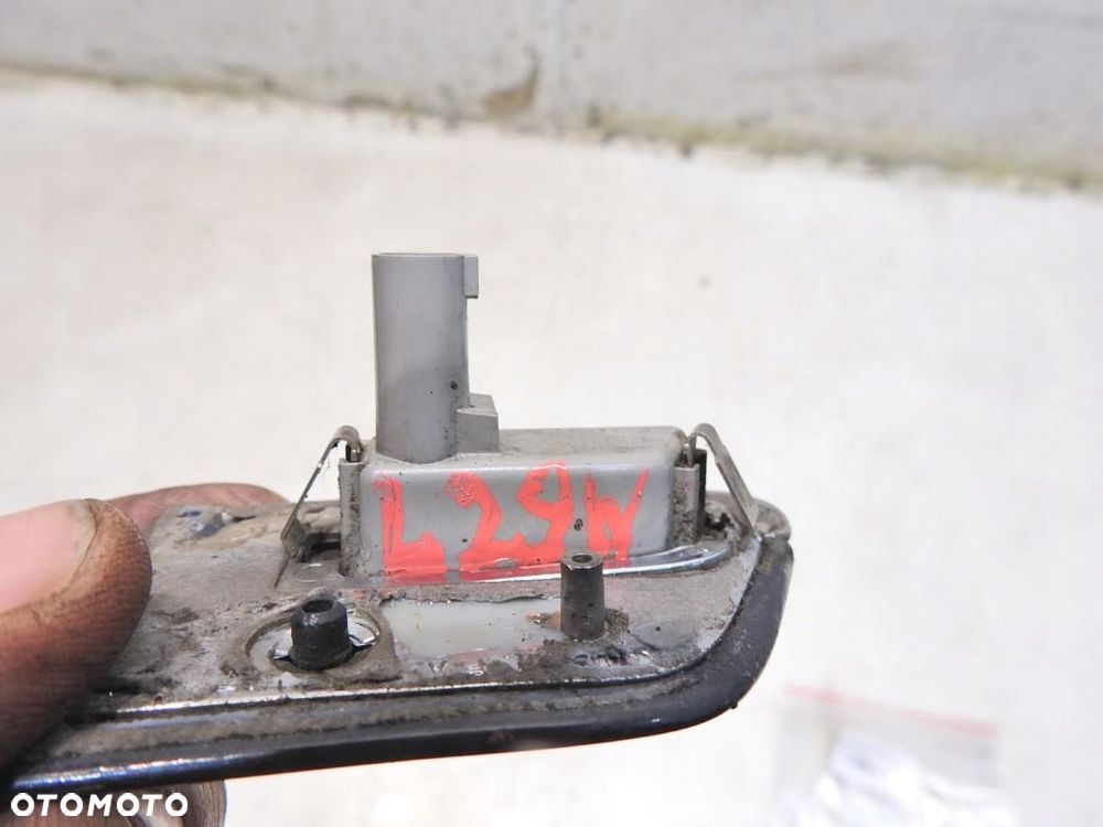 LISTWA KIERUNKOWSKAZ BŁOTNIKA LEWY LZ9W AUDI A8 D3 - 3