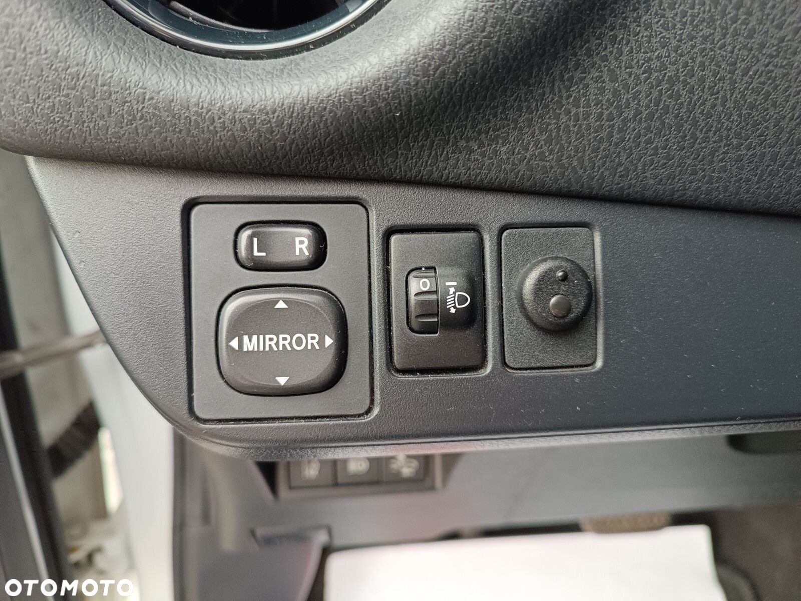 Toyota Yaris Hybrid 100 Active - 25
