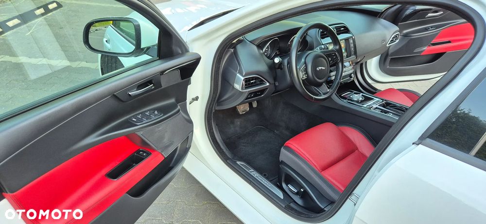 Jaguar XE 2.0 D R-Sport - 38