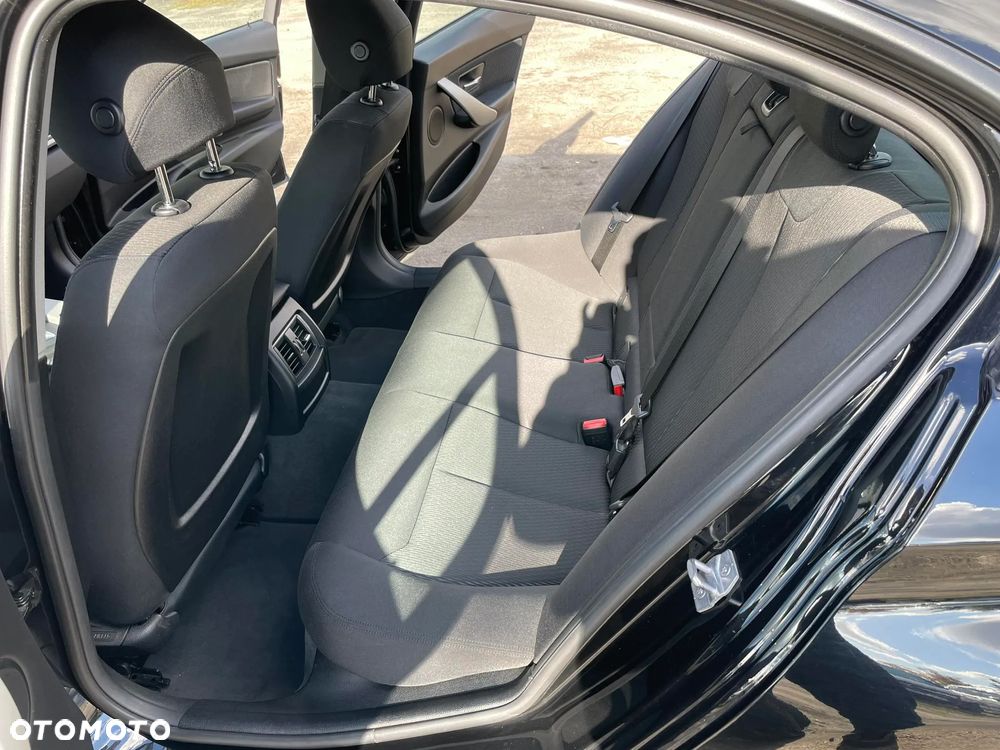 BMW Seria 3 318d Sport Line Shadow - 24