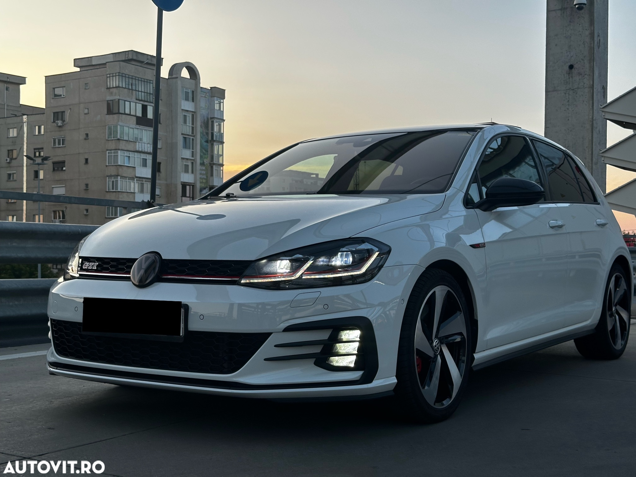 Volkswagen Golf GTI 2.0 TSI OPF DSG Performance - 2