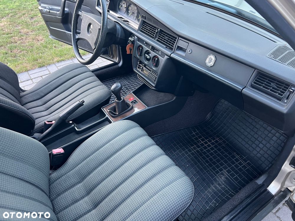 Mercedes-Benz W201 (190) - 15
