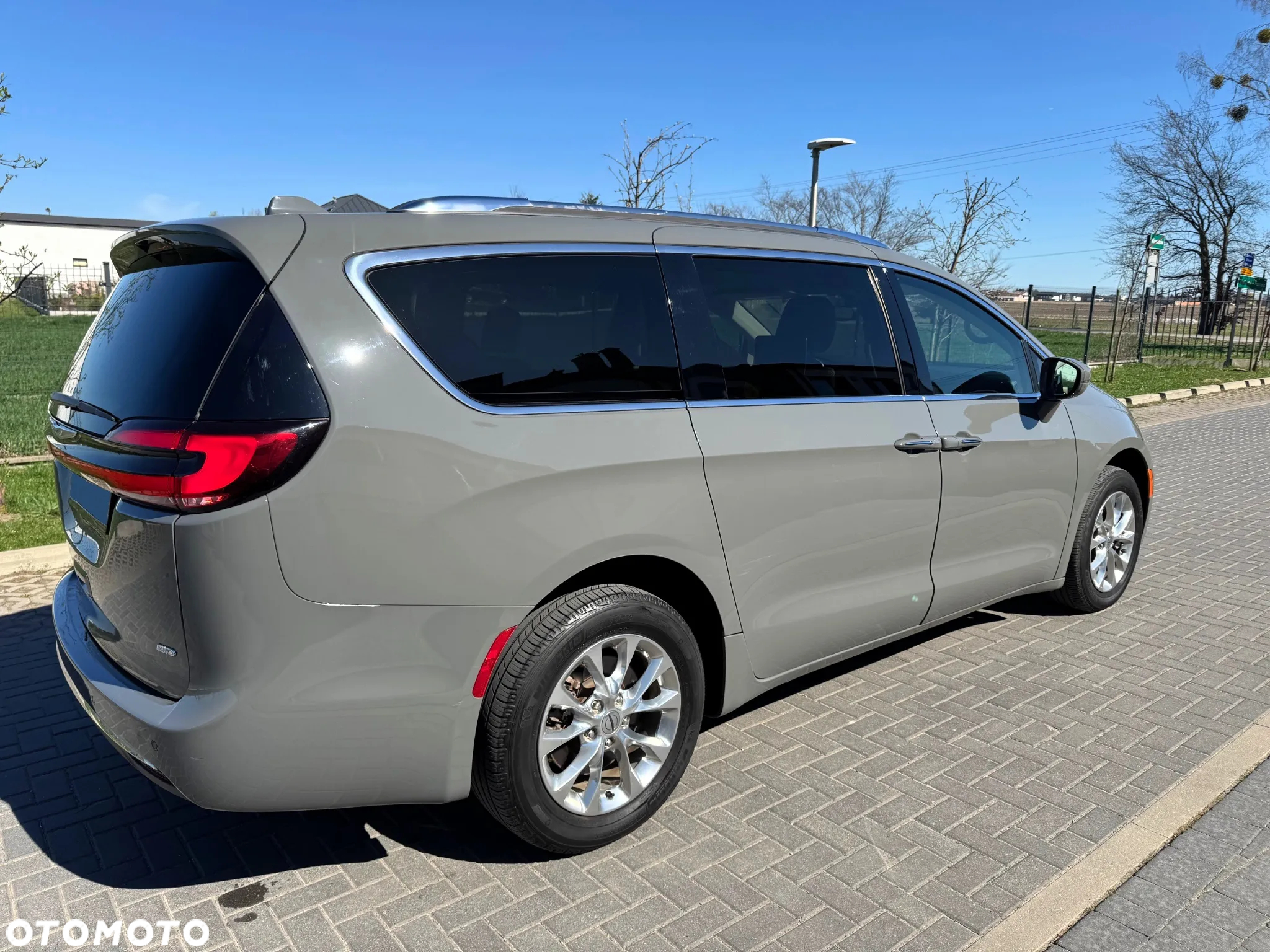 Chrysler Pacifica - 4