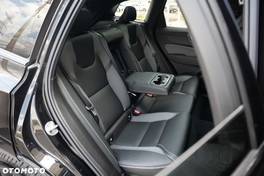 Volvo XC 60 B5 B AWD Ultimate Dark - 36