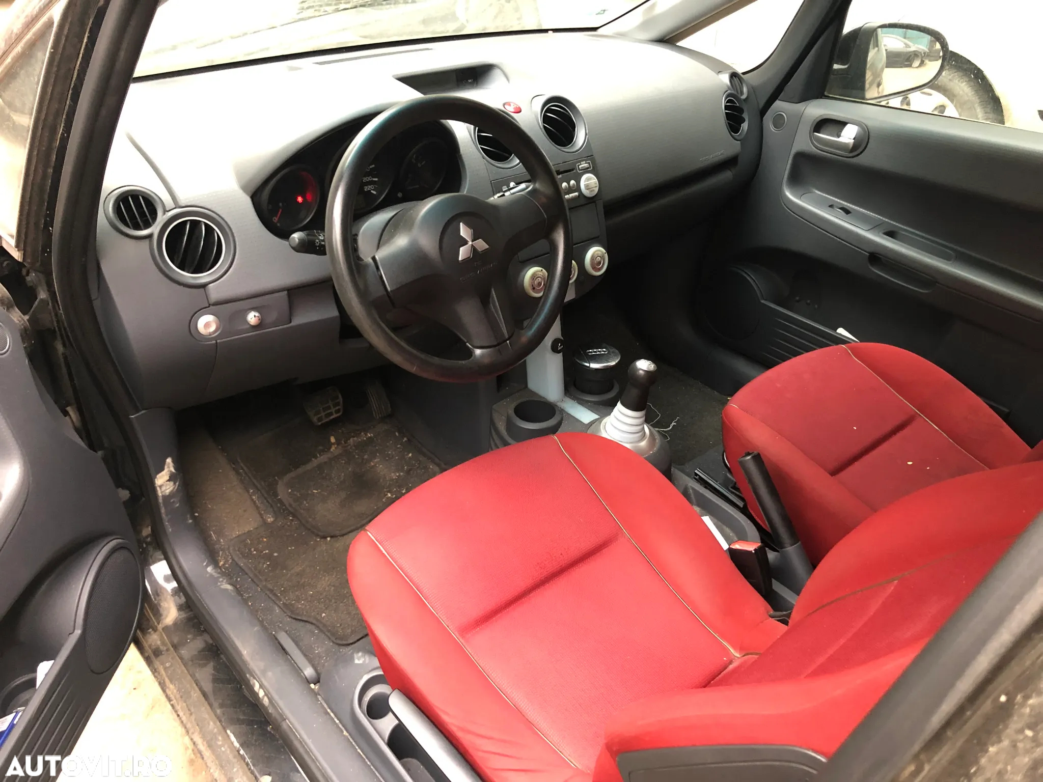 Dezmembrez Mitsubishi Colt CZ3 negru benzina 1.3 automat 2005 - 8