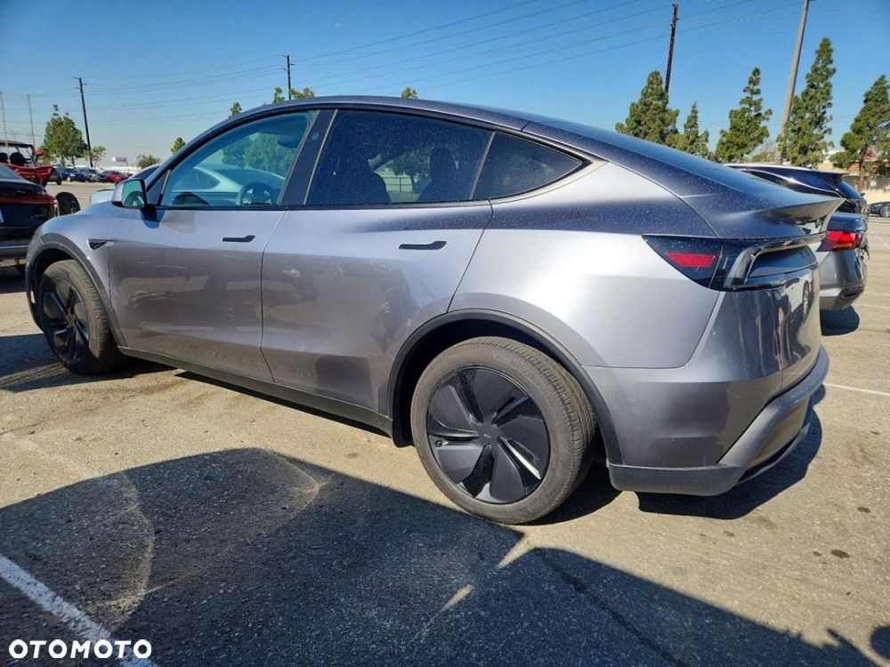 Tesla Model Y - 3