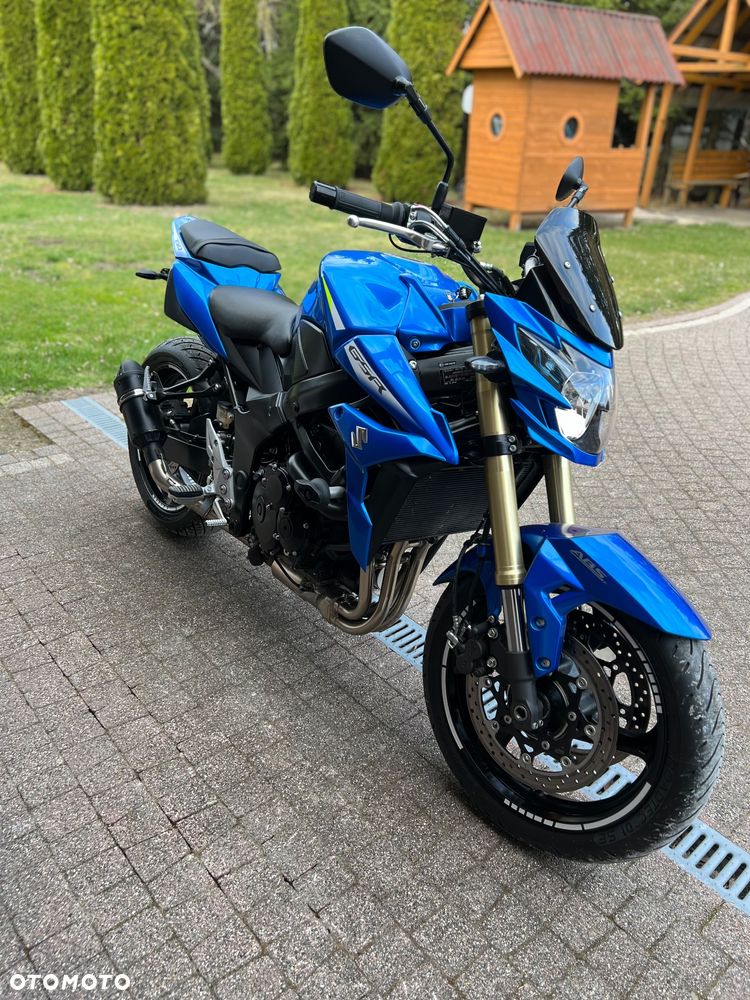 Suzuki GSR - 6
