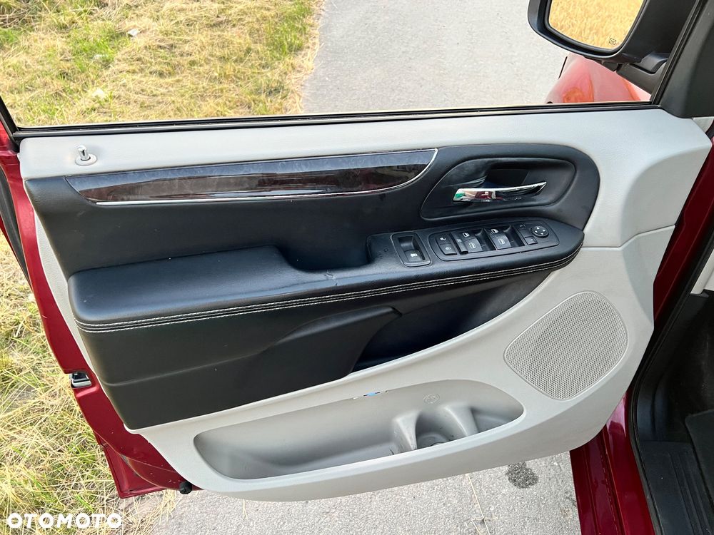 Chrysler Town & Country 3.6 Limited - 26