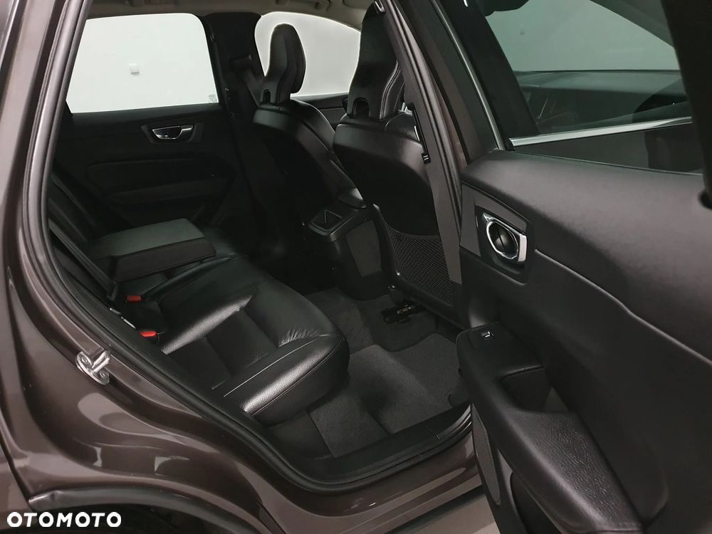 Volvo XC 60 B4 D AWD Ultimate Dark - 31