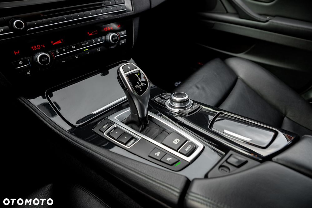 BMW Seria 5 528i xDrive Sport-Aut - 39