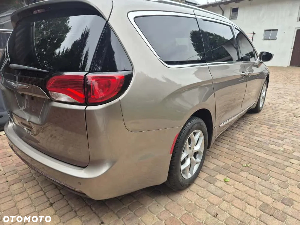 Chrysler Pacifica - 8