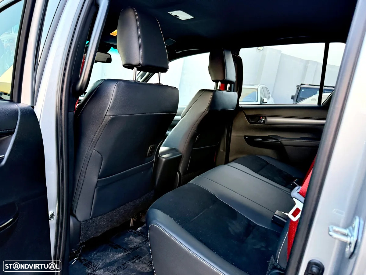 Toyota Hilux 2.8 D-4D 4WD GR Sport - 36
