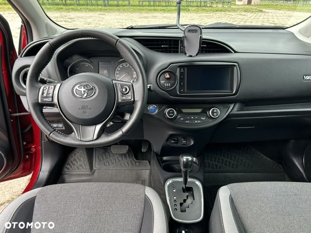 Toyota Yaris Hybrid 100 Life - 25