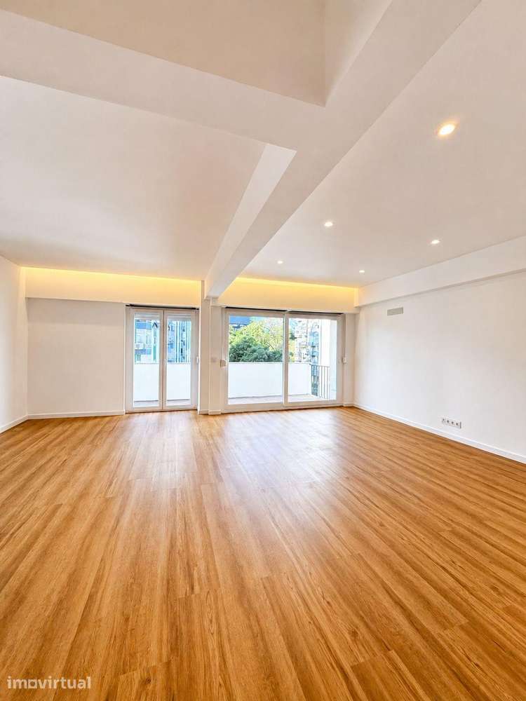 Apartamento T3 Remodelado com varandas no centro de Carnaxide - Grande imagem: 3/17