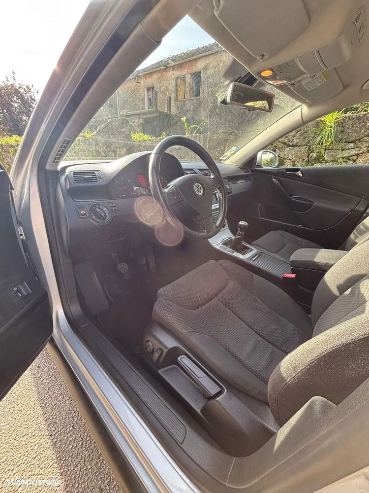 VW Passat 2.0 TDI Confortline - 9