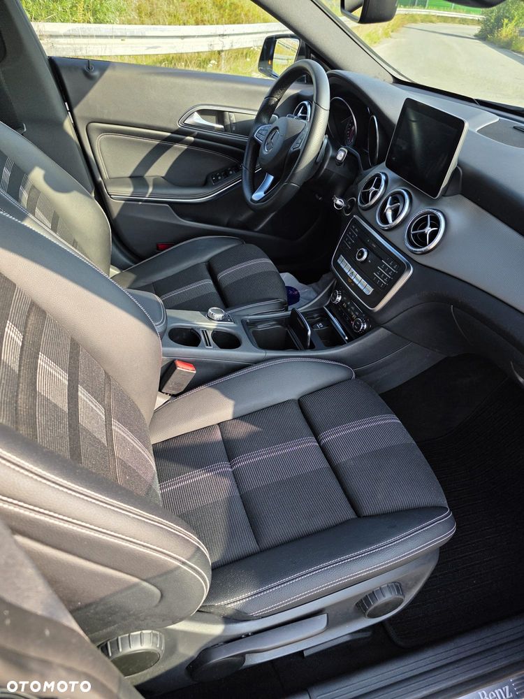 Mercedes-Benz CLA 180 7G-DCT UrbanStyle Edition - 17