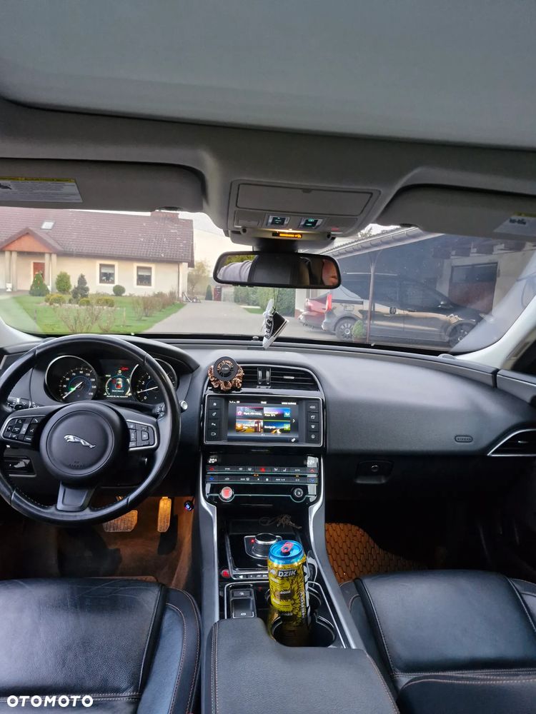 Jaguar XE 2.0 T Prestige - 14