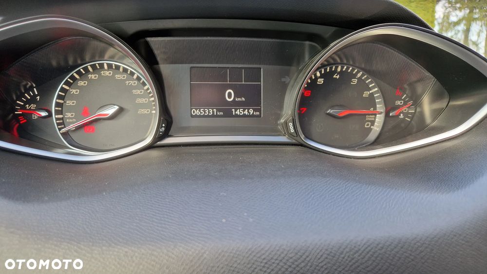 Peugeot 308 1.2 PureTech Allure S&S - 17