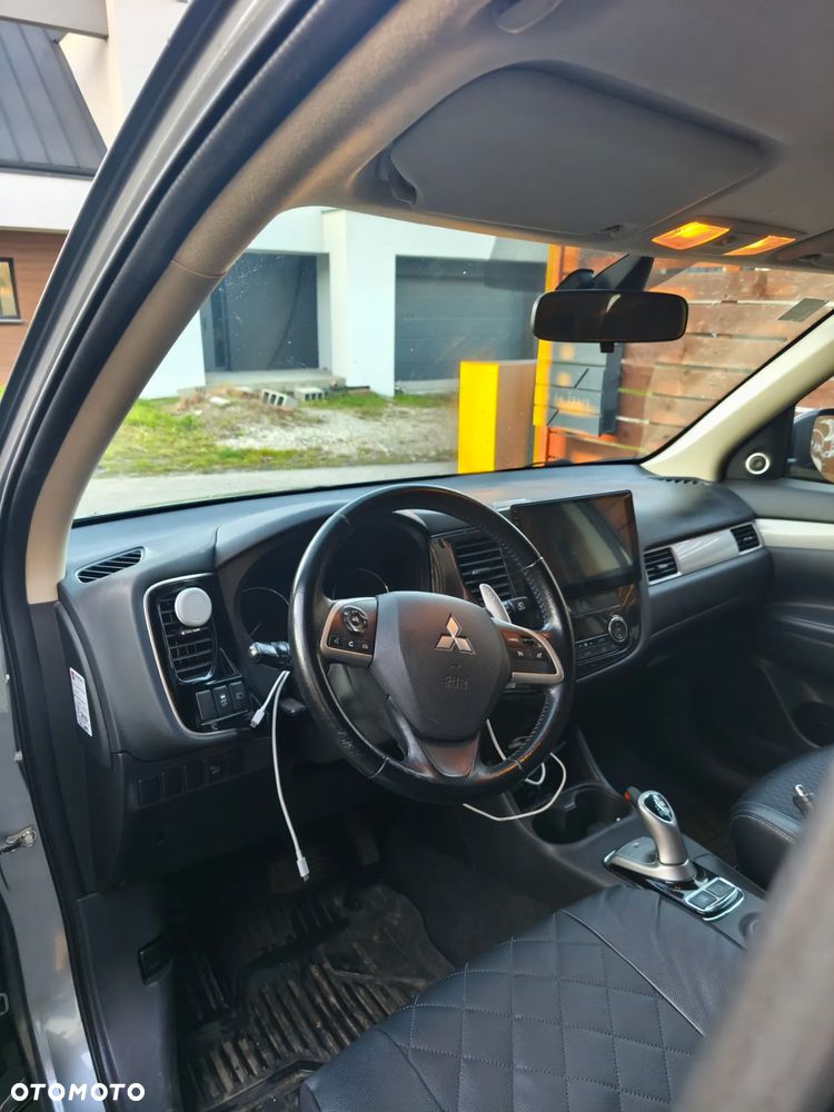 Mitsubishi Outlander PHEV Instyle NAVI + - 7
