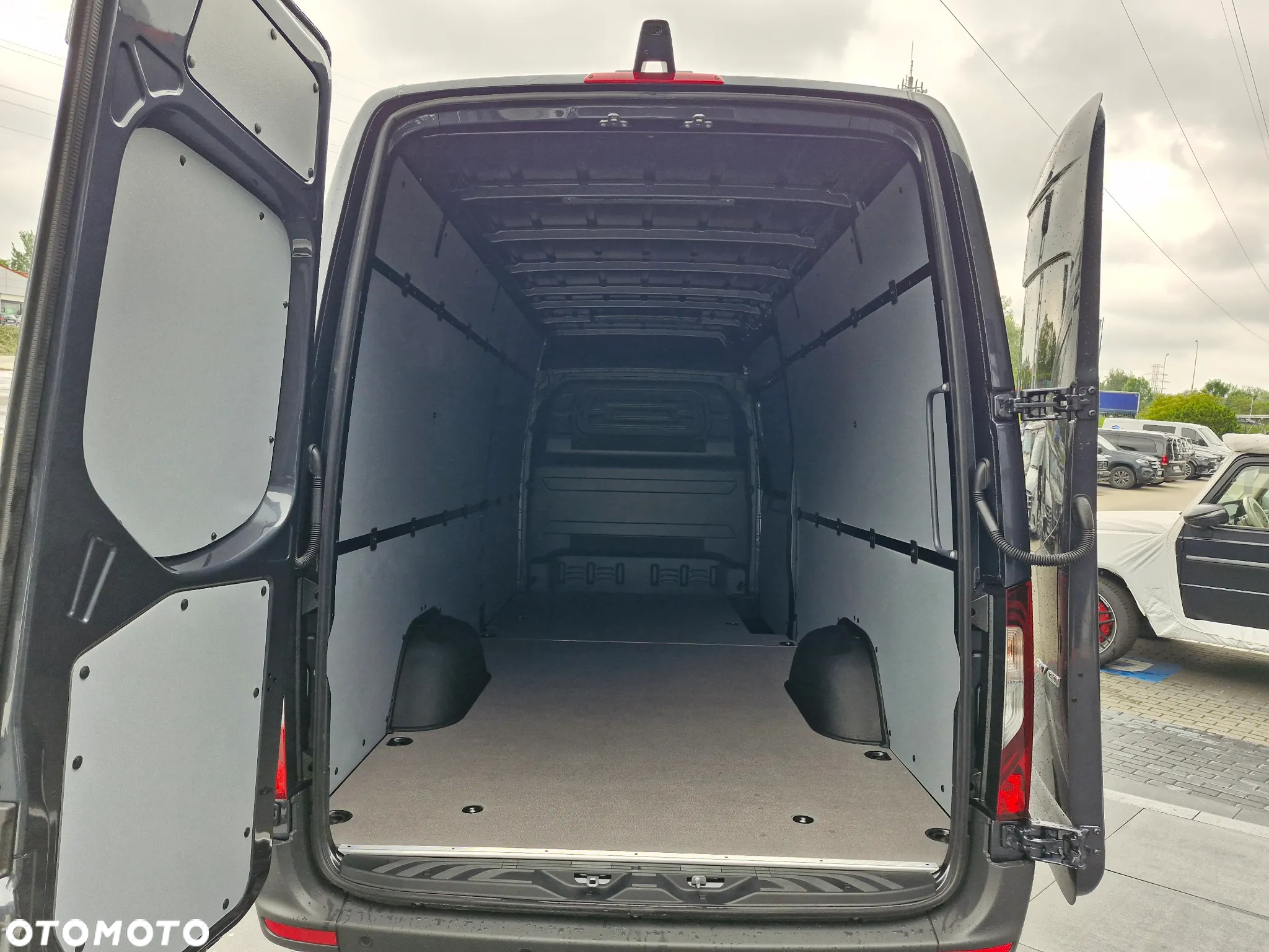 Mercedes-Benz Sprinter - 11