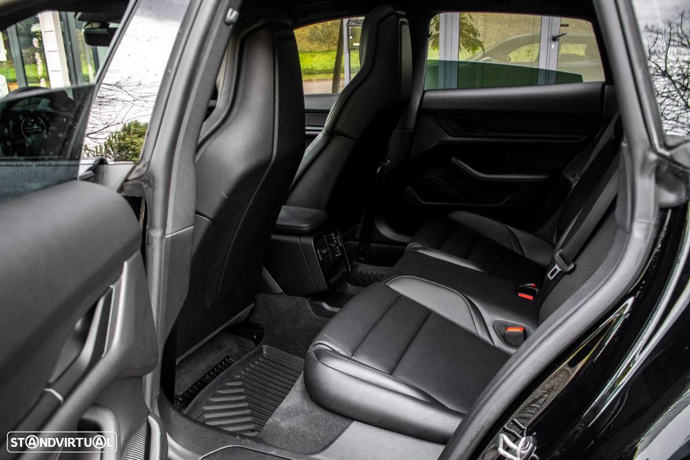 Porsche Taycan Cross Turismo 4 - 32