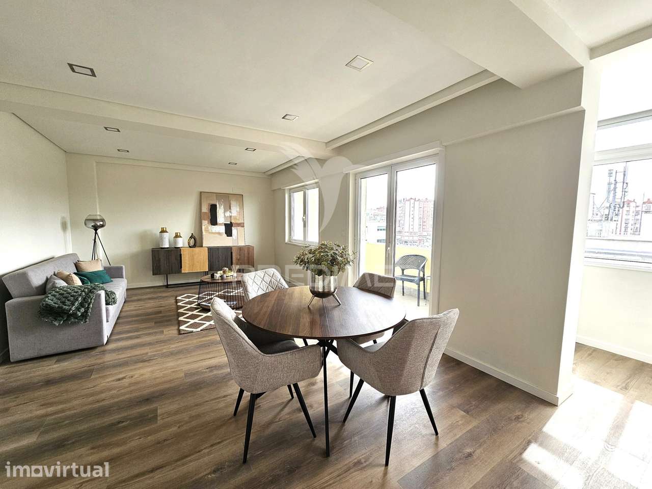Apartamento T3 remodelado, com ótima varanda, em Benfica - Grande imagem: 4/27