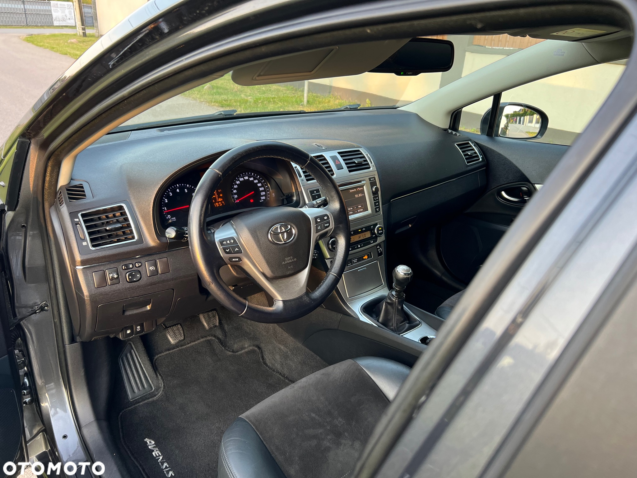Toyota Avensis 1.8 Premium - 18