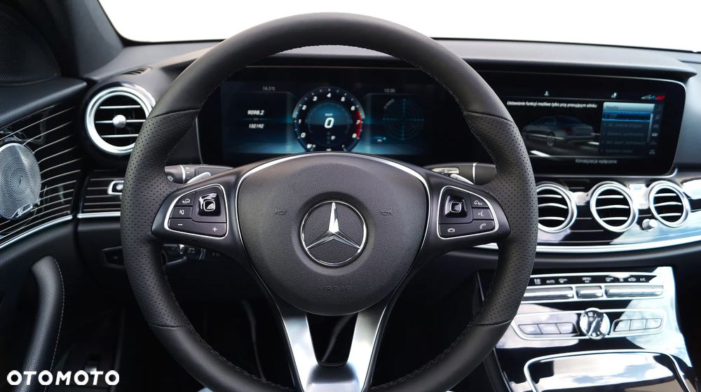 Mercedes-Benz Klasa E 400 4Matic 9G-TRONIC Exclusive - 28