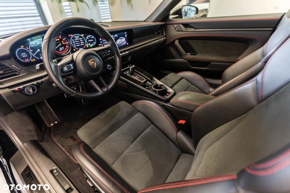Porsche 911 Carrera 4 GTS - 16