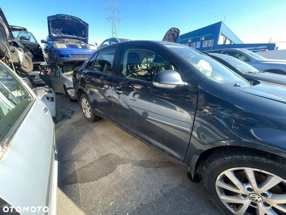 Volkswagen Jetta V Drzwi prawy przód