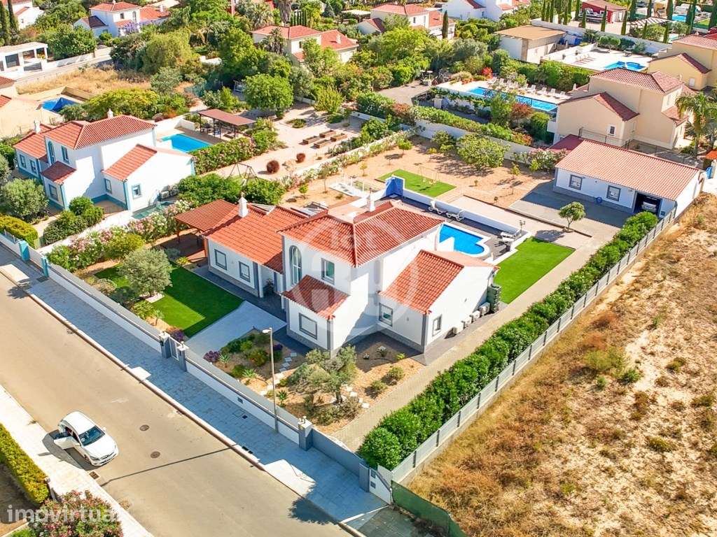 Moradia de luxo com piscina, garagem e anexo, inserida num generoso... - Grande imagem: 2/43