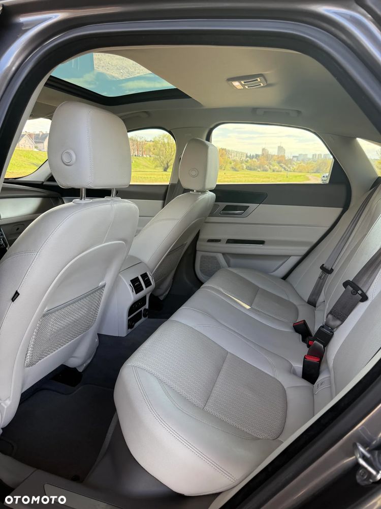 Jaguar XF 35t Prestige - 11