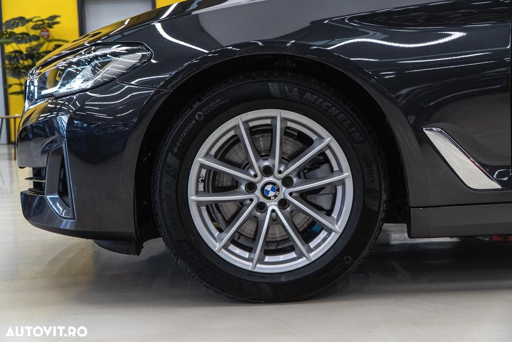 BMW Seria 5 520i Aut. Luxury Line - 41