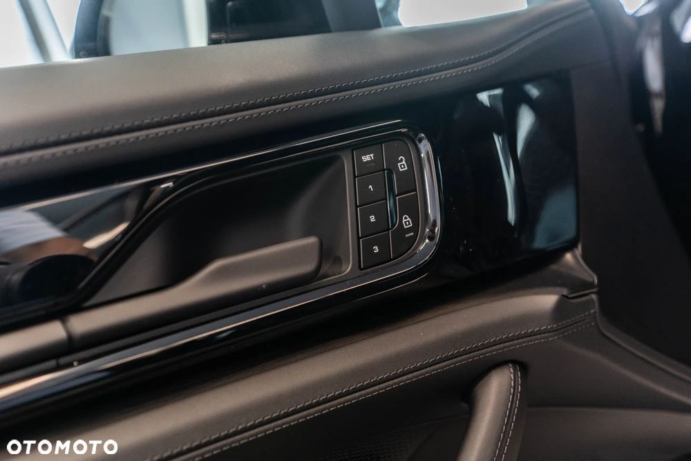 Porsche Panamera 4 E-Hybrid PHEV - 28