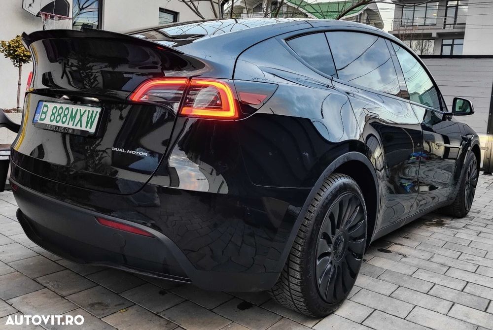 Tesla Model Y - 3