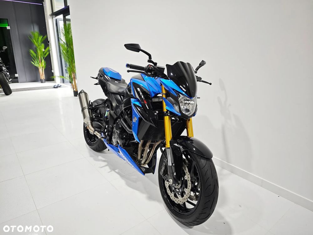 Suzuki GSX - 6
