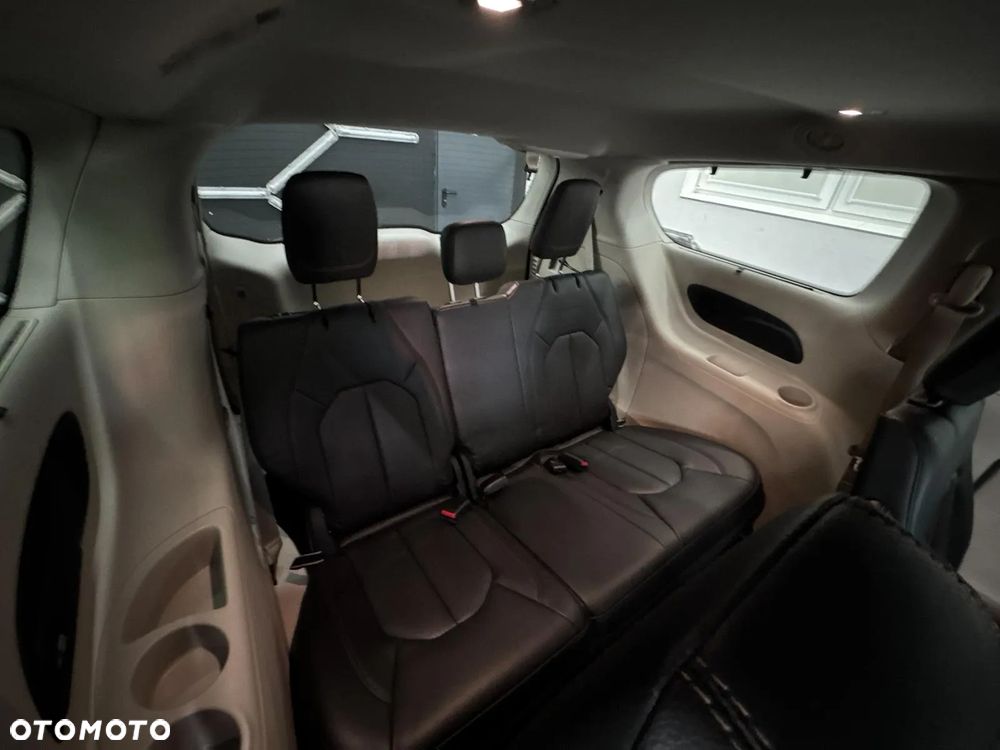 Chrysler Pacifica - 17