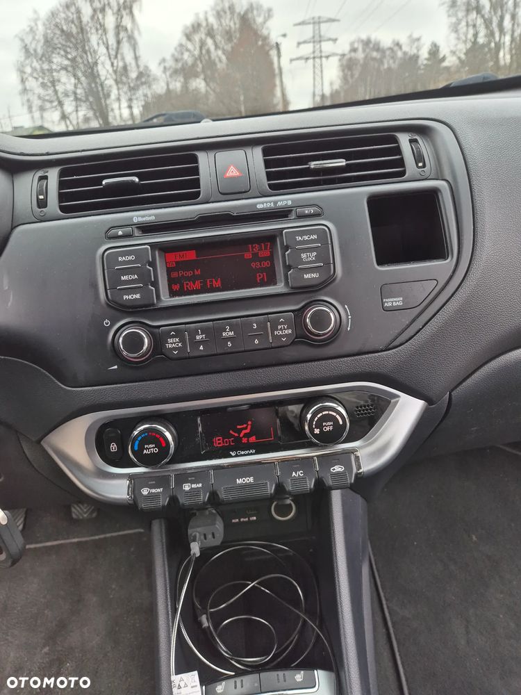 Kia Rio 1.2 Fifa World Cup Edition - 10