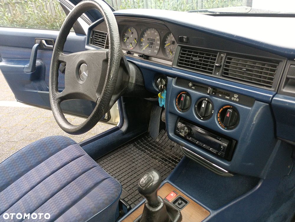 Mercedes-Benz W201 (190) - 25