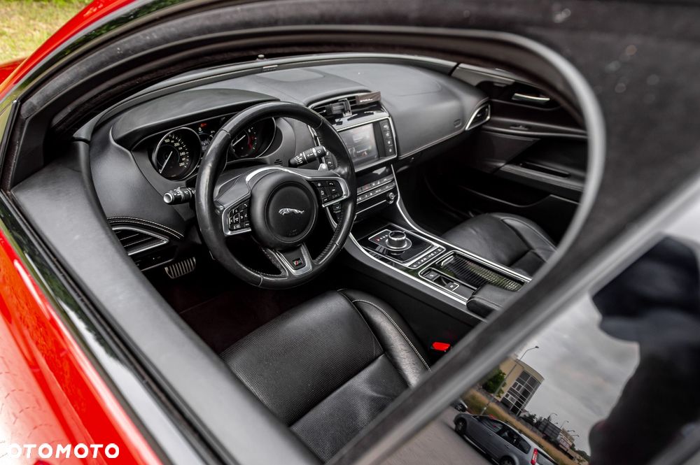 Jaguar XE - 19