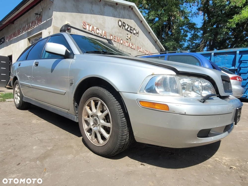 Części- Volvo v40 cross country Pojemnosc: 1783 Moc: 90kW Rok: 2003 Benzyna - 2